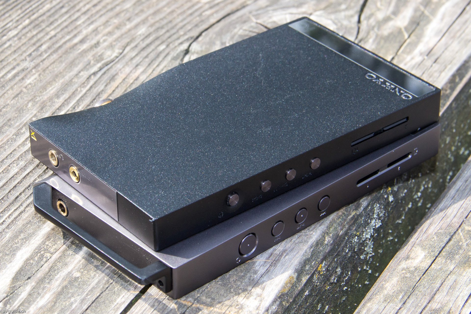 Der Onkyo Dp-X1 besitzt einen symmetrischen Ausgang (2,5 mm), während der Pioneer XDP-100R nur eine 3,5-mm-Kopfhörerbuchse hat. 
